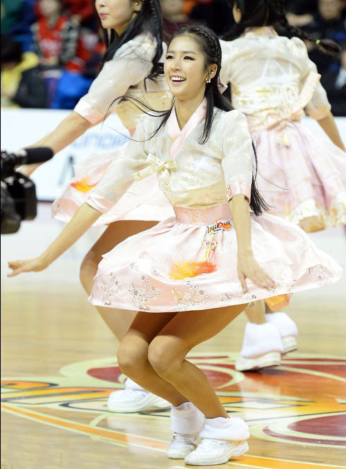 韩国棒球女神助阵篮球赛 裙子太短大方露底