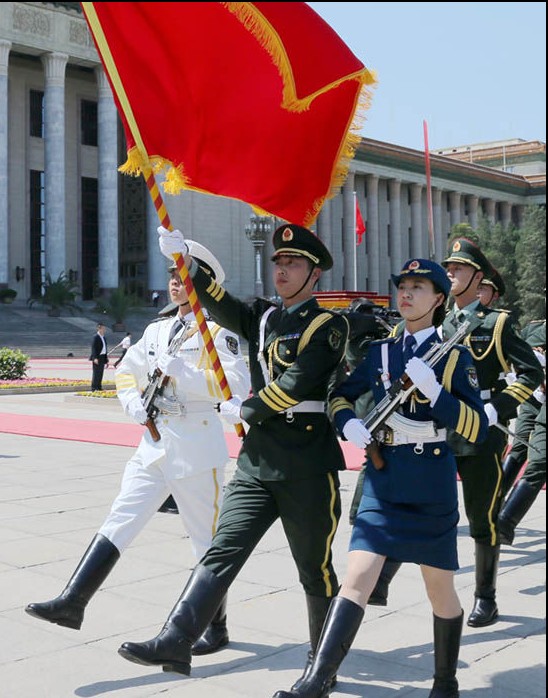 三军仪仗队首现女兵