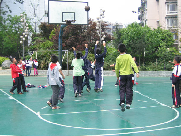 多大的孩子适合学篮球啊?现在篮球培训班靠谱