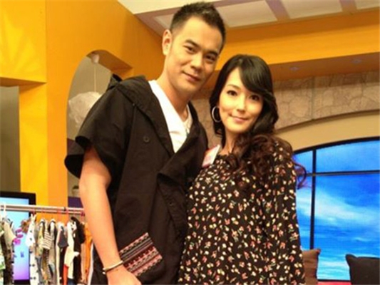 2012年与现在的老婆李柏蓉结婚.
