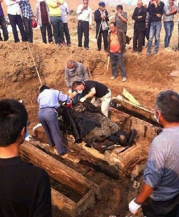 在10月9日,河南周口项城西边的一个废旧工地发现了三口棺材,令人