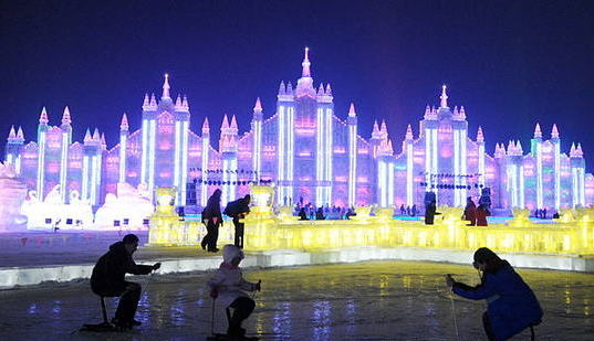 一、六大专项冰雪旅游 1、冰雪乐园休闲游 推荐景点:哈尔滨冰雪大世界、太阳岛雪雕博览会、哈尔滨冰灯游园会、伏尔加庄园、牡丹江雪堡、漠河北极圣诞村、龙沙冰雪博览会、佳木斯松花江冰雪大世界、兴凯湖冬季冰雪大世界 2、雾凇美景观赏游 推荐景点:库尔滨河雾凇、林口雾凇谷、镜泊湖雾凇、大庆新华湖雾凇、五大连池雾凇 3、滑雪健身度假游 推荐景点:亚布力阳光度假村滑雪场、黑龙江亚布力滑雪场、吉华滑雪场、平山滑雪场、亚布力雅旺思滑雪场、龙珠二龙山滑雪场、日月峡滑雪场、梅花山滑雪场、映山红滑雪场、远东国际滑雪场、卧佛山滑雪