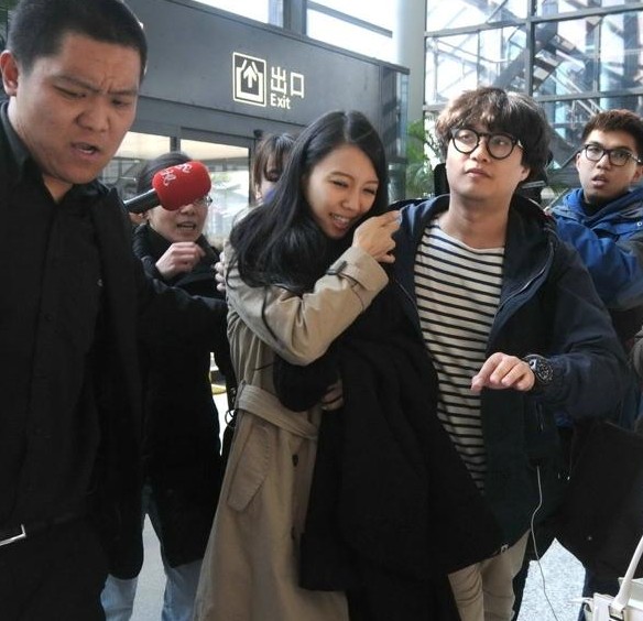 王力宏与老婆李靓蕾抵达上海