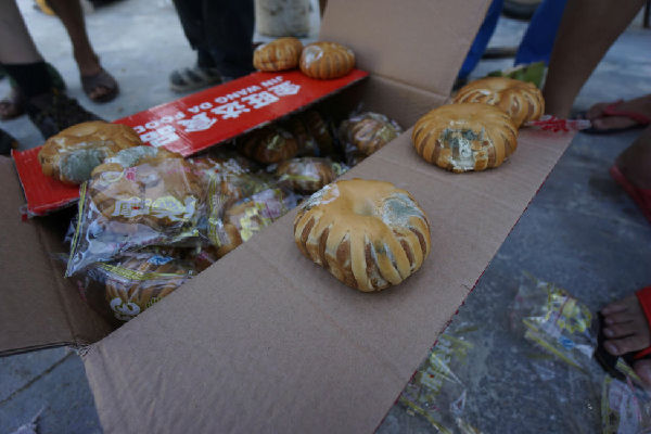 海南受灾发发霉面包