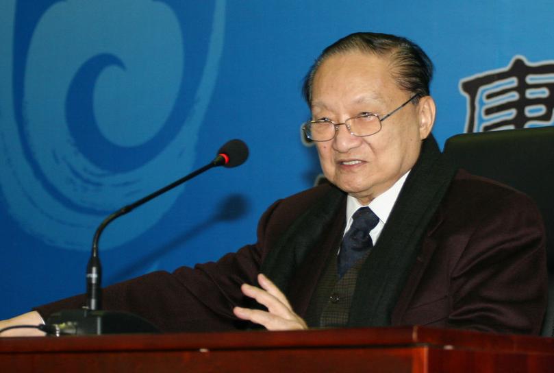邓小平与金庸互为“粉丝”：每天睡前看看武侠