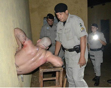 巴西一监狱犯人墙上打洞欲逃因肚子太大被卡