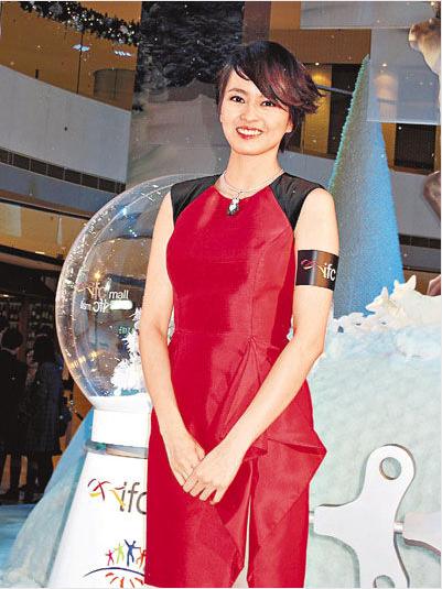 梁咏琪前晚到中环出席圣诞亮灯活动,由于婚后生活愉快,身形发福不少